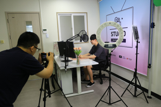 포스코ICT가 운영하는 장애인 유튜브 운영자 양성 프로그램 참여자가 영상 제작 실습을 하고 있다. 포스코ICT 제공